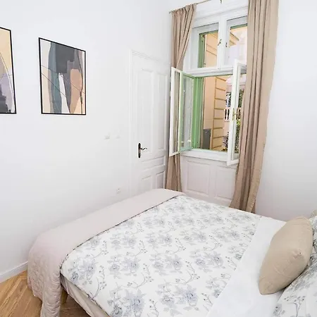 Gisela Apartment *